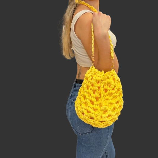 carteira em croché amarela feita à mão em portugal, modelo a usar, dutis solara